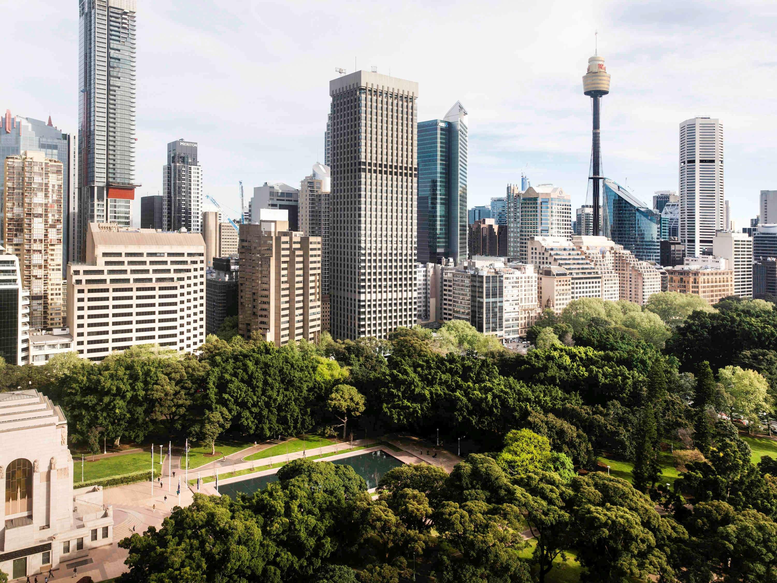 Pullman Sydney Hyde Park Hotel Exterior foto The proposed new World Trade Centre, with the Sydney CBD in the background