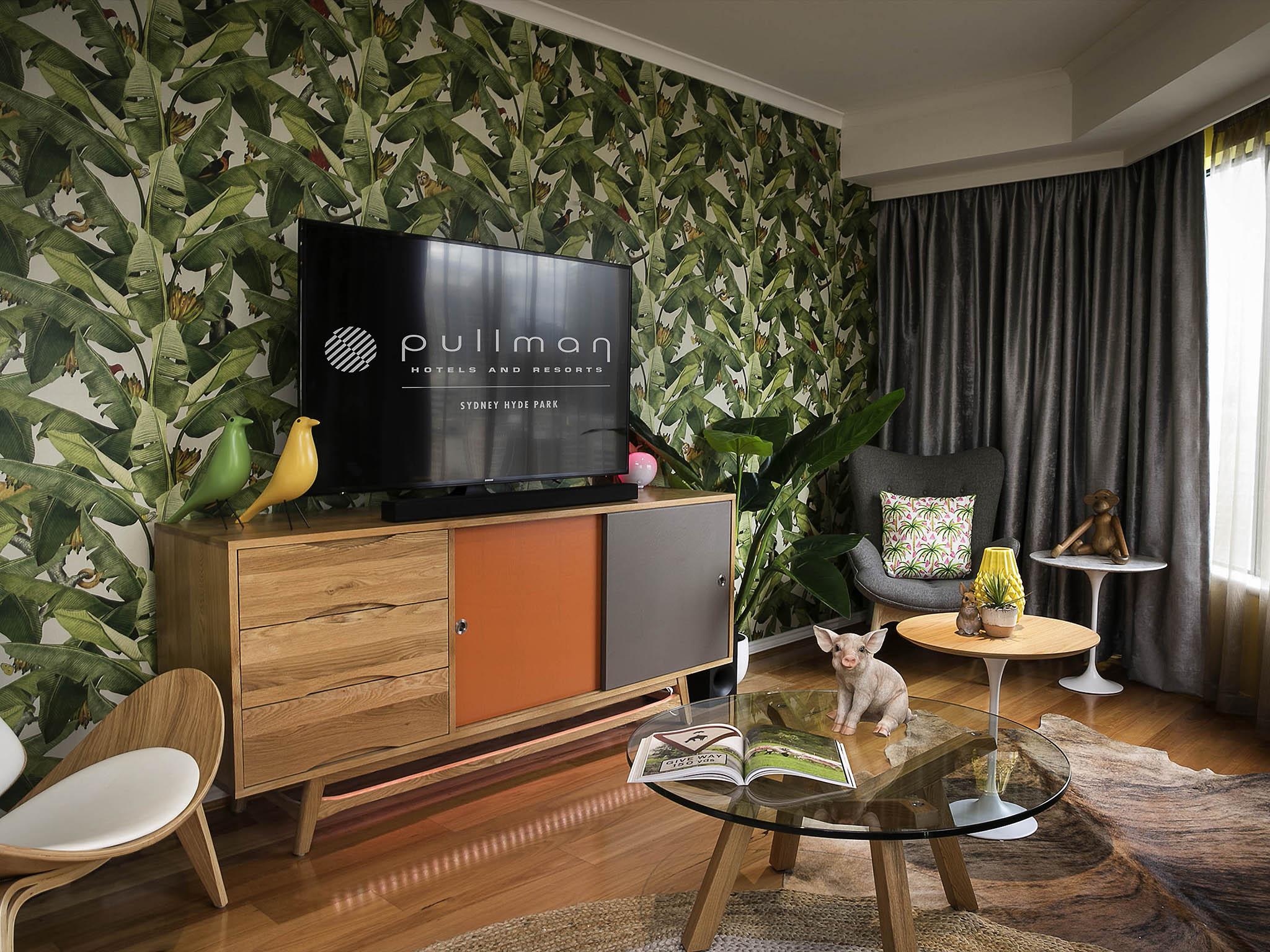 Pullman Sydney Hyde Park Hotel Exterior foto A living room with a TV