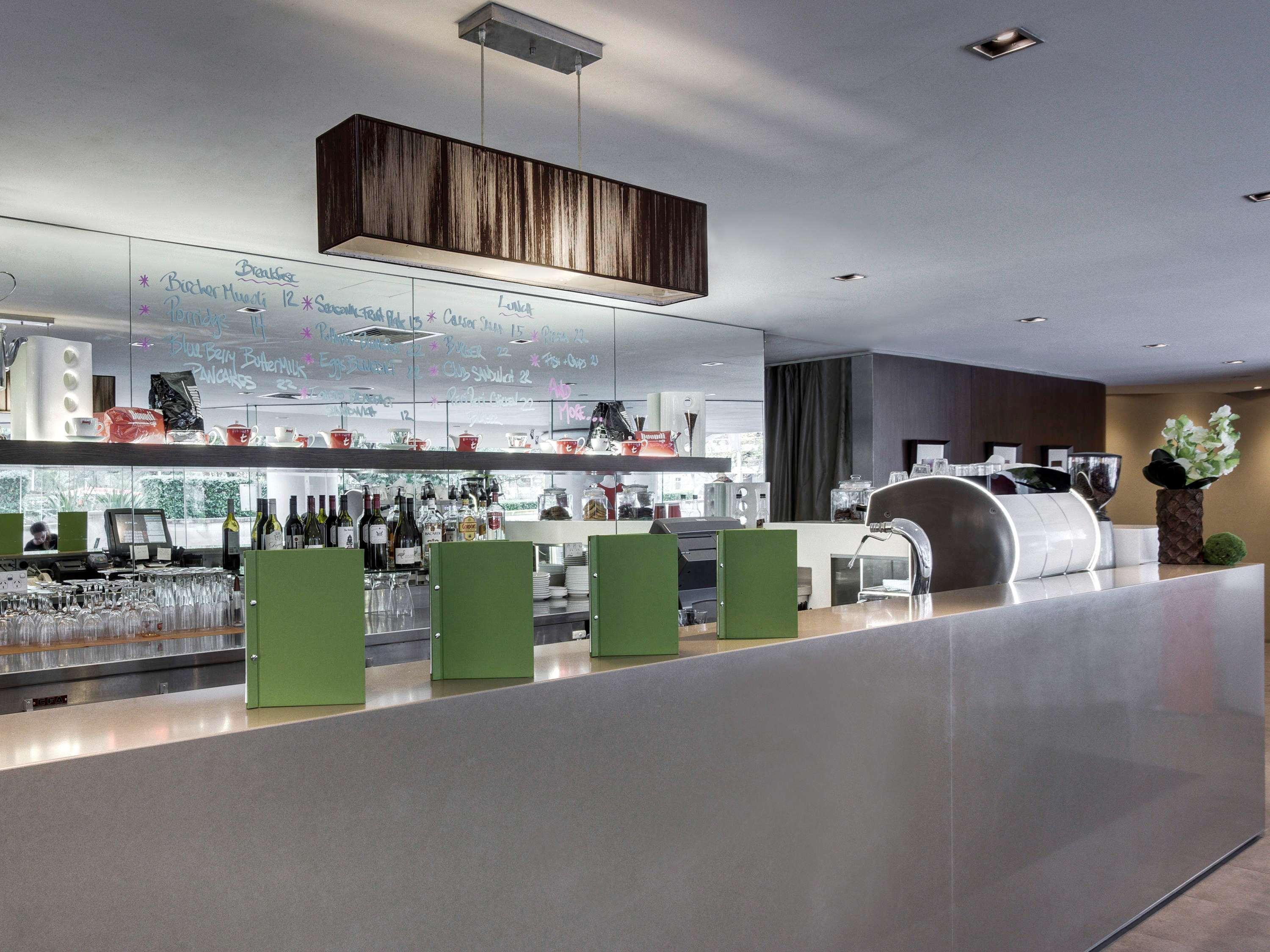 Pullman Sydney Hyde Park Hotel Exterior foto The bar at the 2008-opened lounge