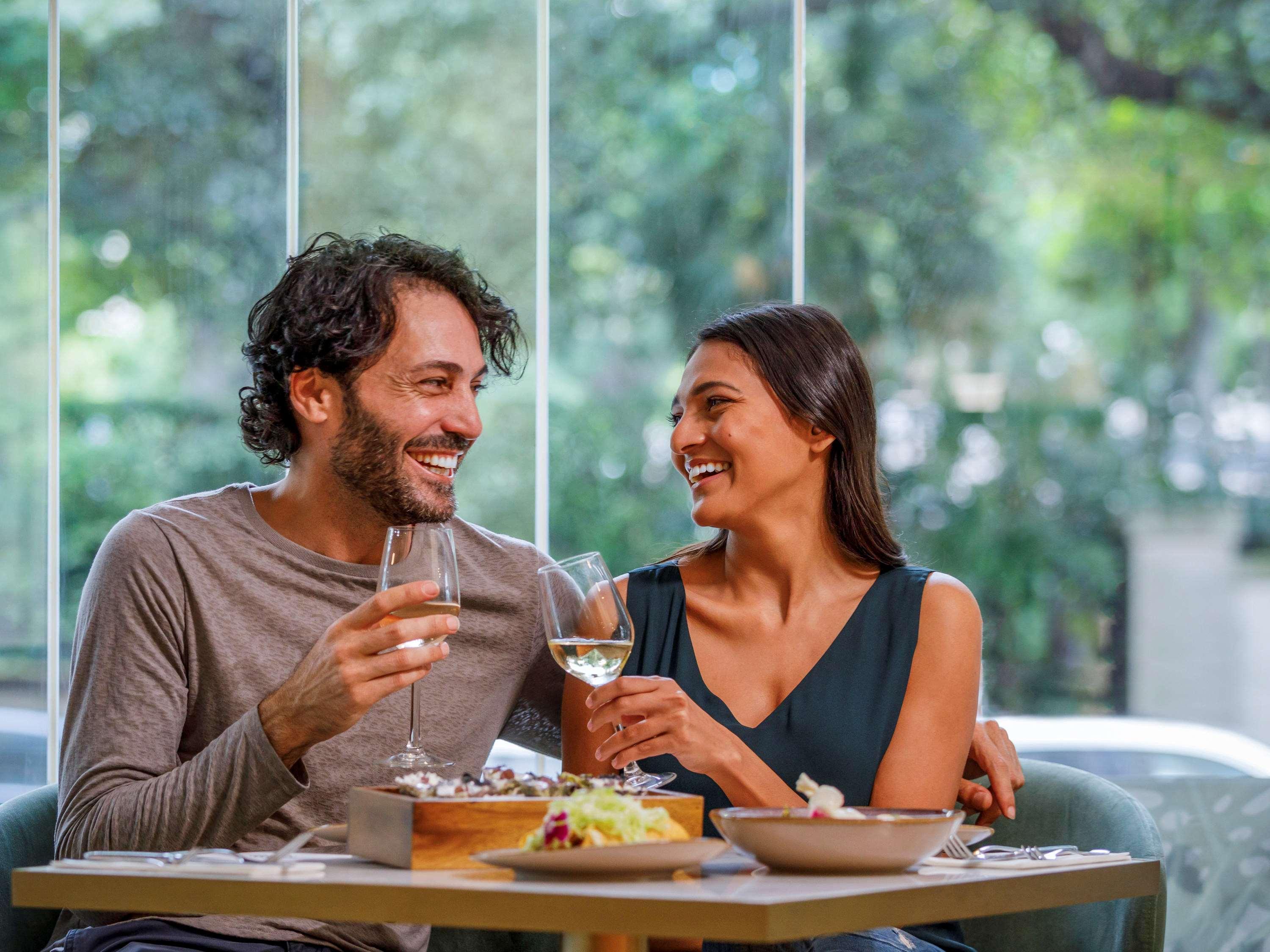 Pullman Sydney Hyde Park Hotel Exterior foto A couple dining together