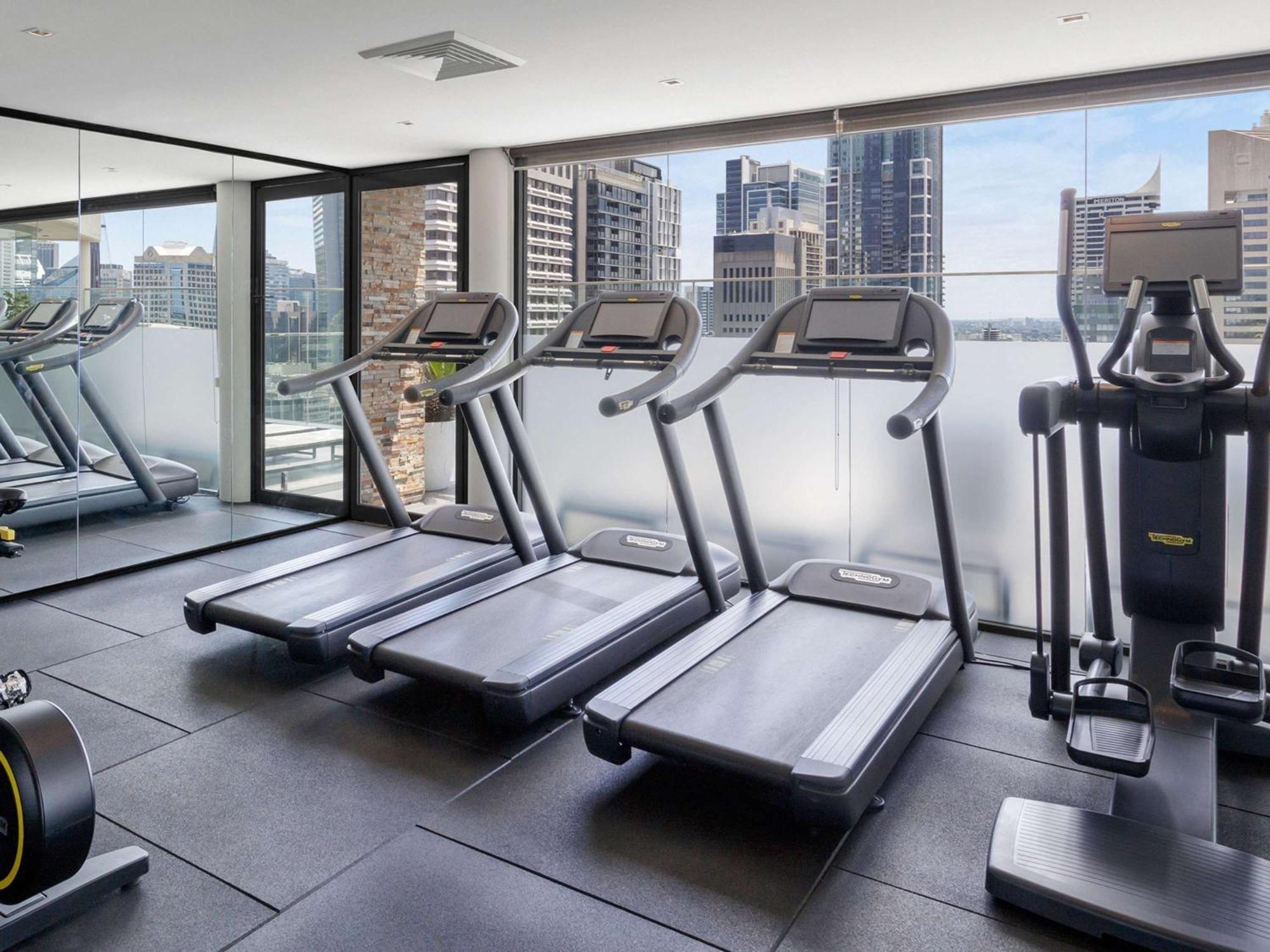 Pullman Sydney Hyde Park Hotel Exterior foto The gym at the hotel