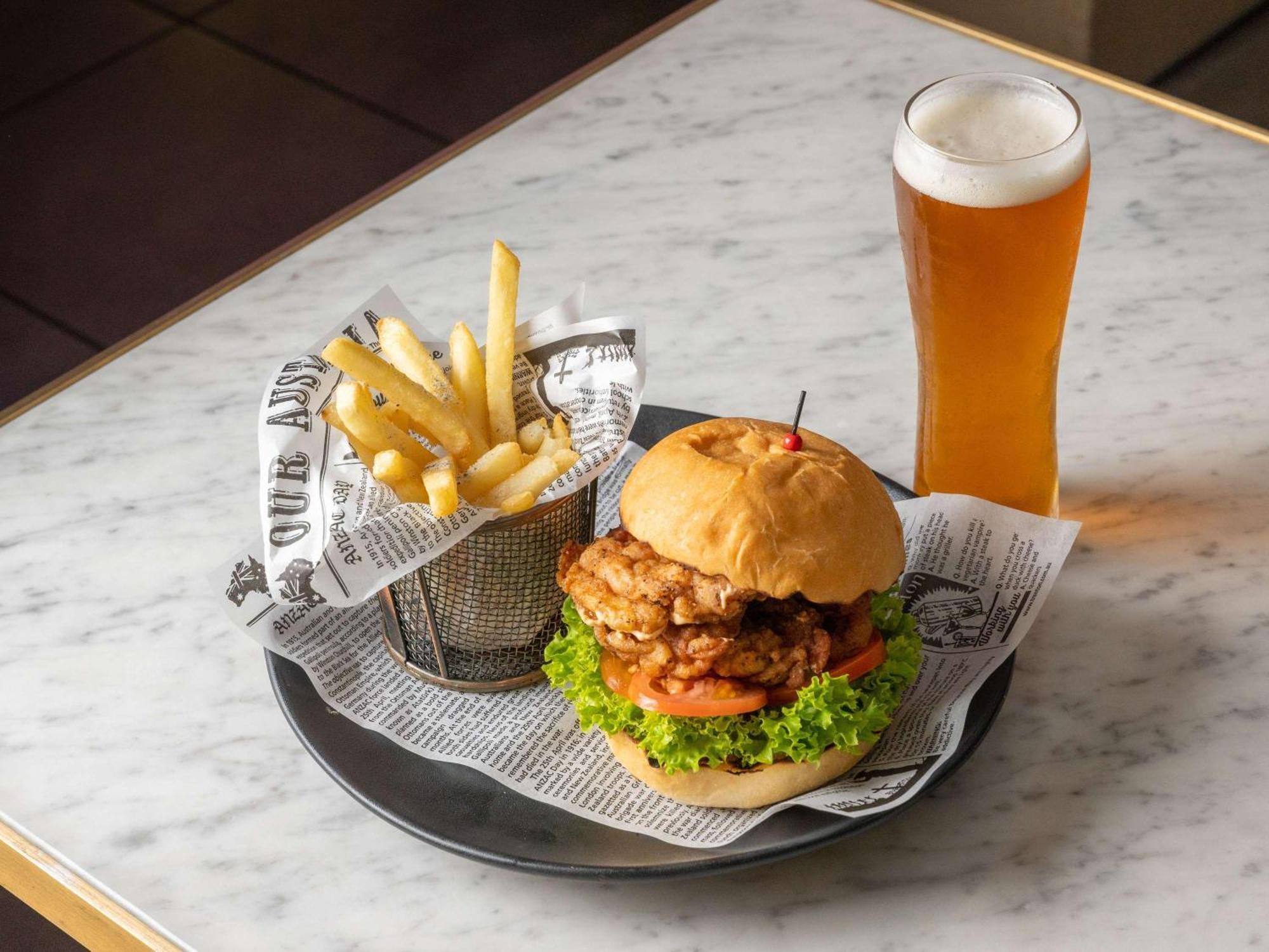 Pullman Sydney Hyde Park Hotel Exterior foto A burger with fries and a beer