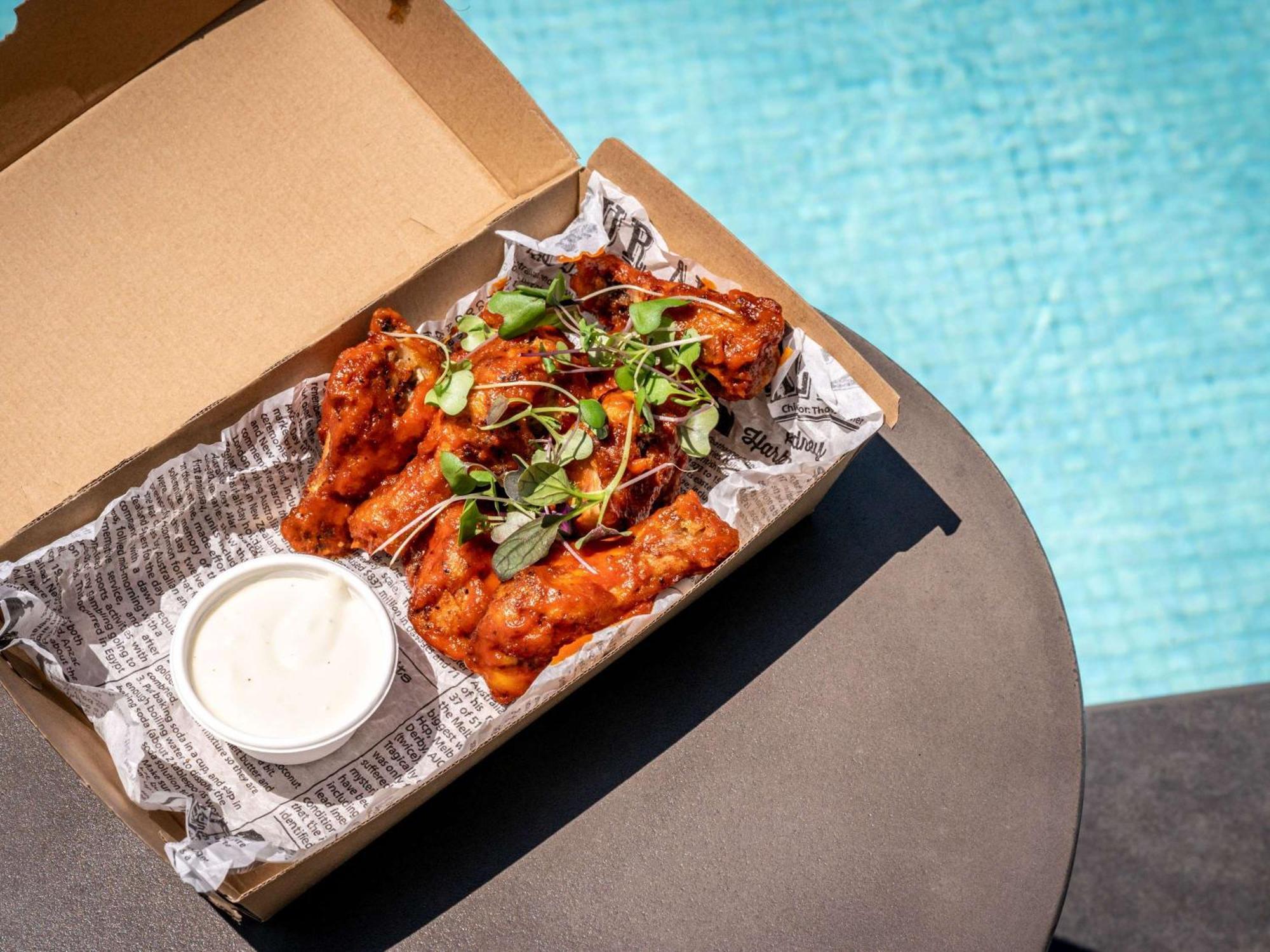 Pullman Sydney Hyde Park Hotel Exterior foto Chicken wings