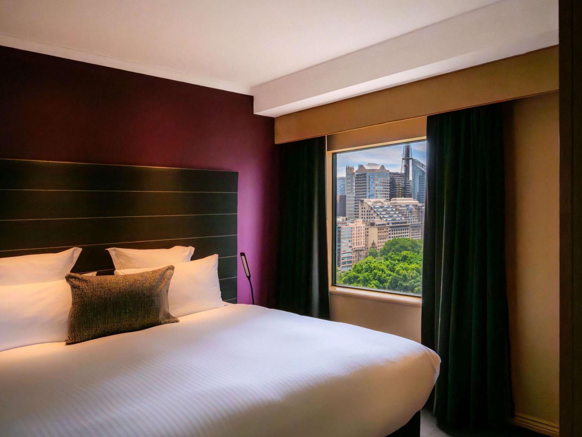 Pullman Sydney Hyde Park Hotel Exterior foto A bedroom at the hotel